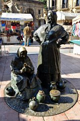 52 Oviedo, statue al mercato